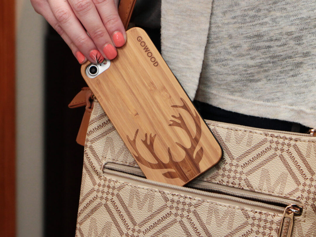 iPhone 7 and 8 wood case deer use 2