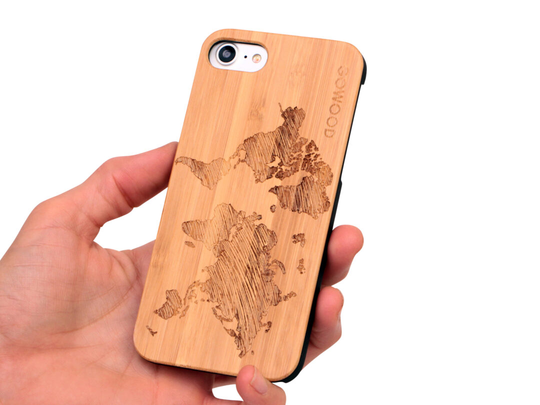 étui iPhone 7 et 8 en bois - bambou carte du monde usage