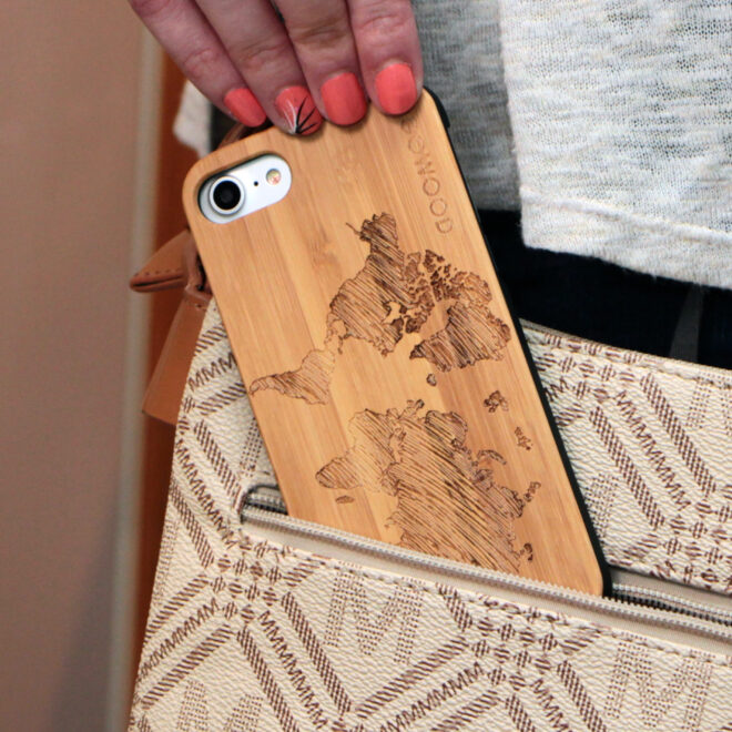 étui iPhone 7 et 8 en bois - bambou carte du monde usage