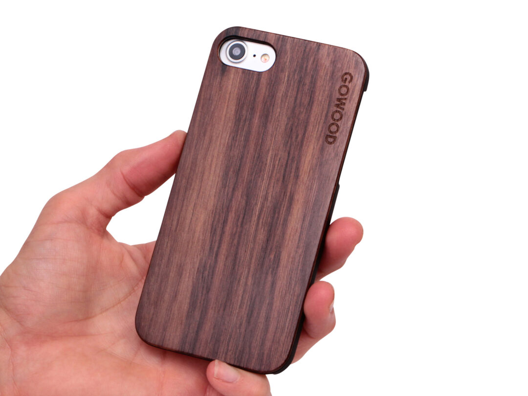 iPhone 7 and 8 wood case walnut user 1