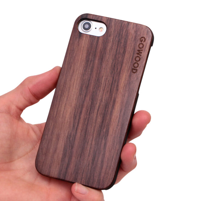iPhone 7 and 8 wood case walnut user 1