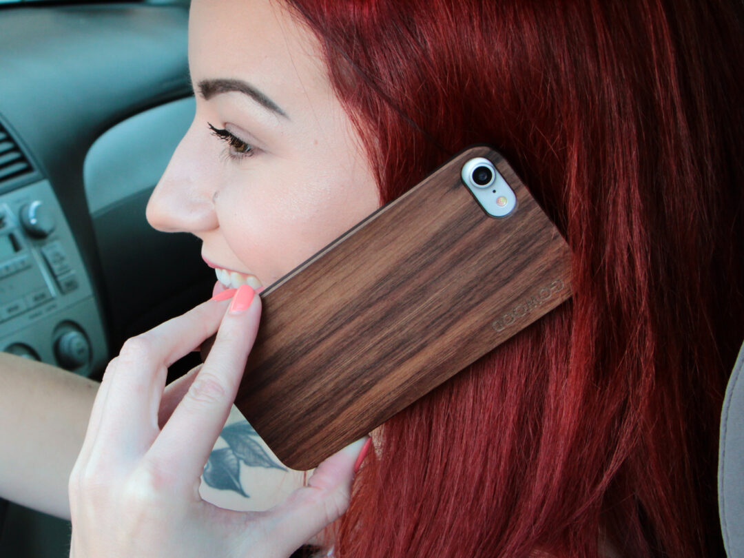 iPhone 7 and 8 wood case walnut user 3