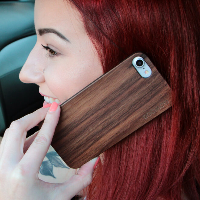 iPhone 7 and 8 wood case walnut user 3