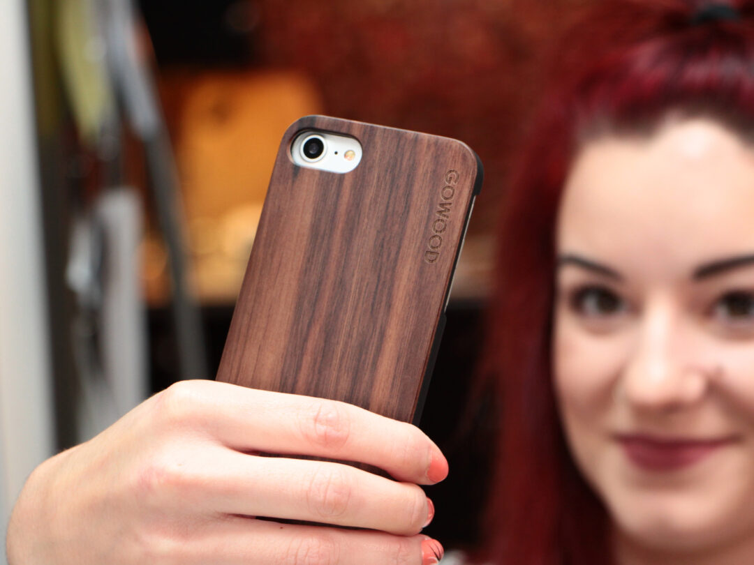 iPhone 7 and 8 wood case walnut user 4