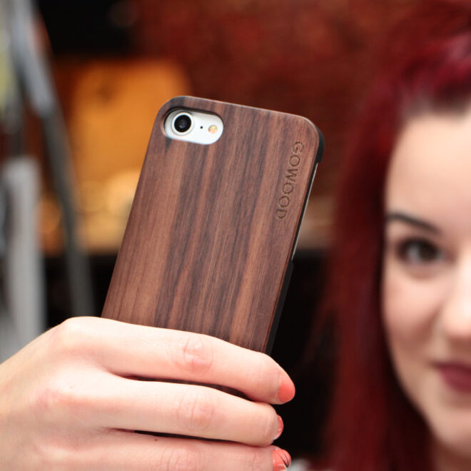 iPhone 7 and 8 wood case walnut user 4
