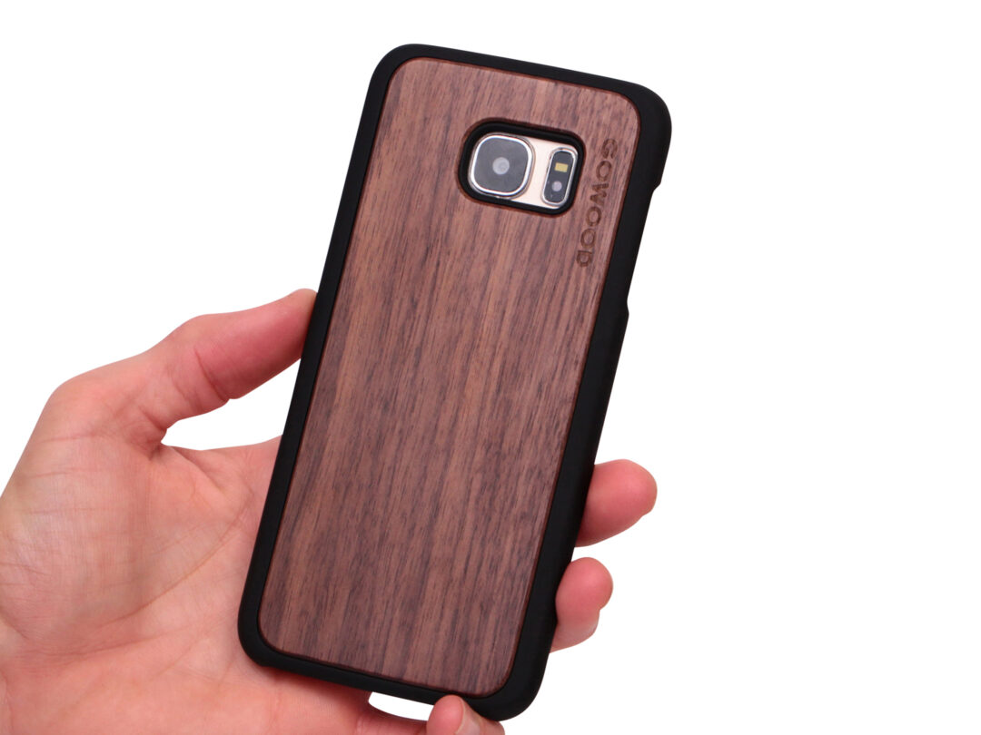 Samsung Galaxy S7 Edge wood case walnut user 1