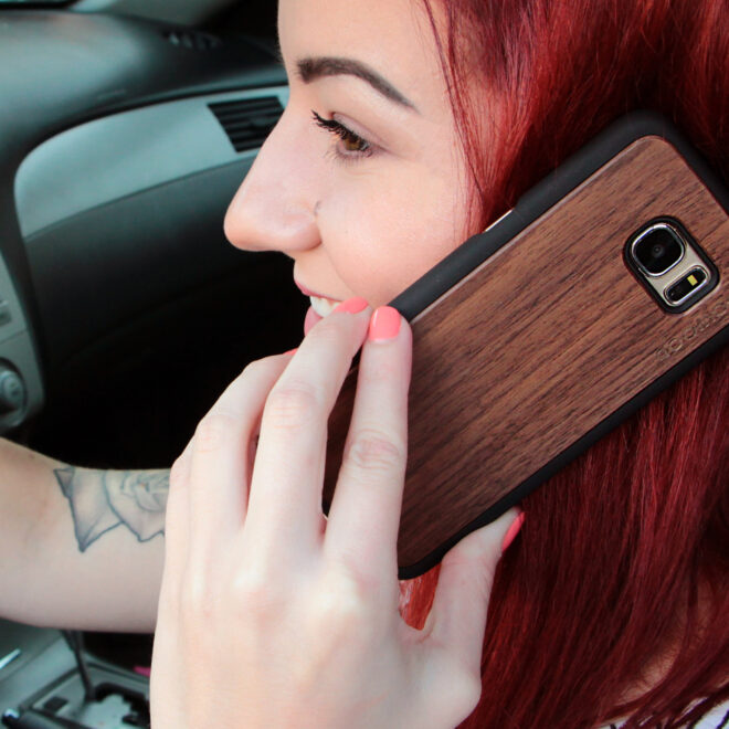 Samsung Galaxy S7 Edge wood case walnut user 2