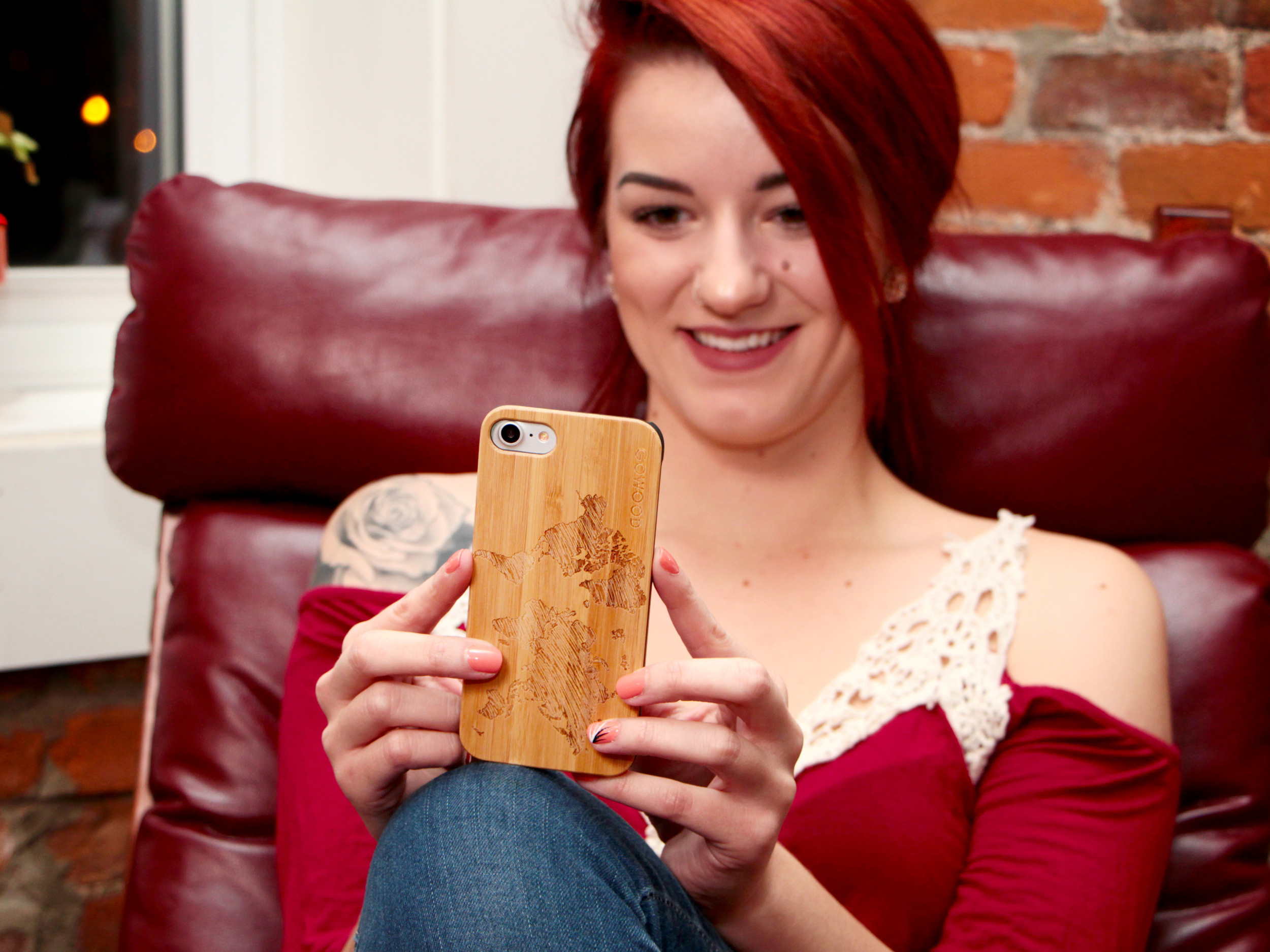iPhone 6 Plus hoesje van bamboe hout met wereldkaart gravering