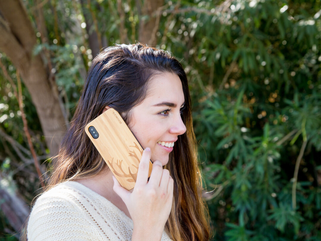 étui iPhone X en bois bambou chevreuil dehors