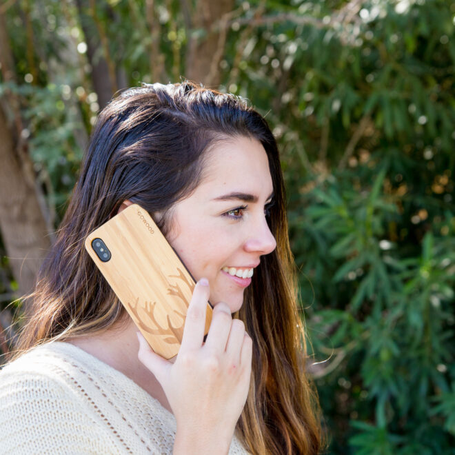 étui iPhone X en bois bambou chevreuil dehors