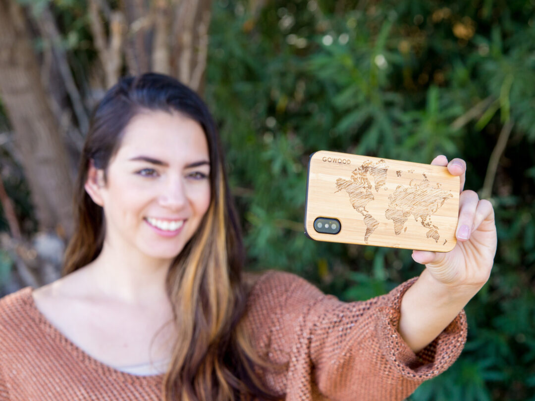 étui iPhone X en bois bambou carte du monde dehors