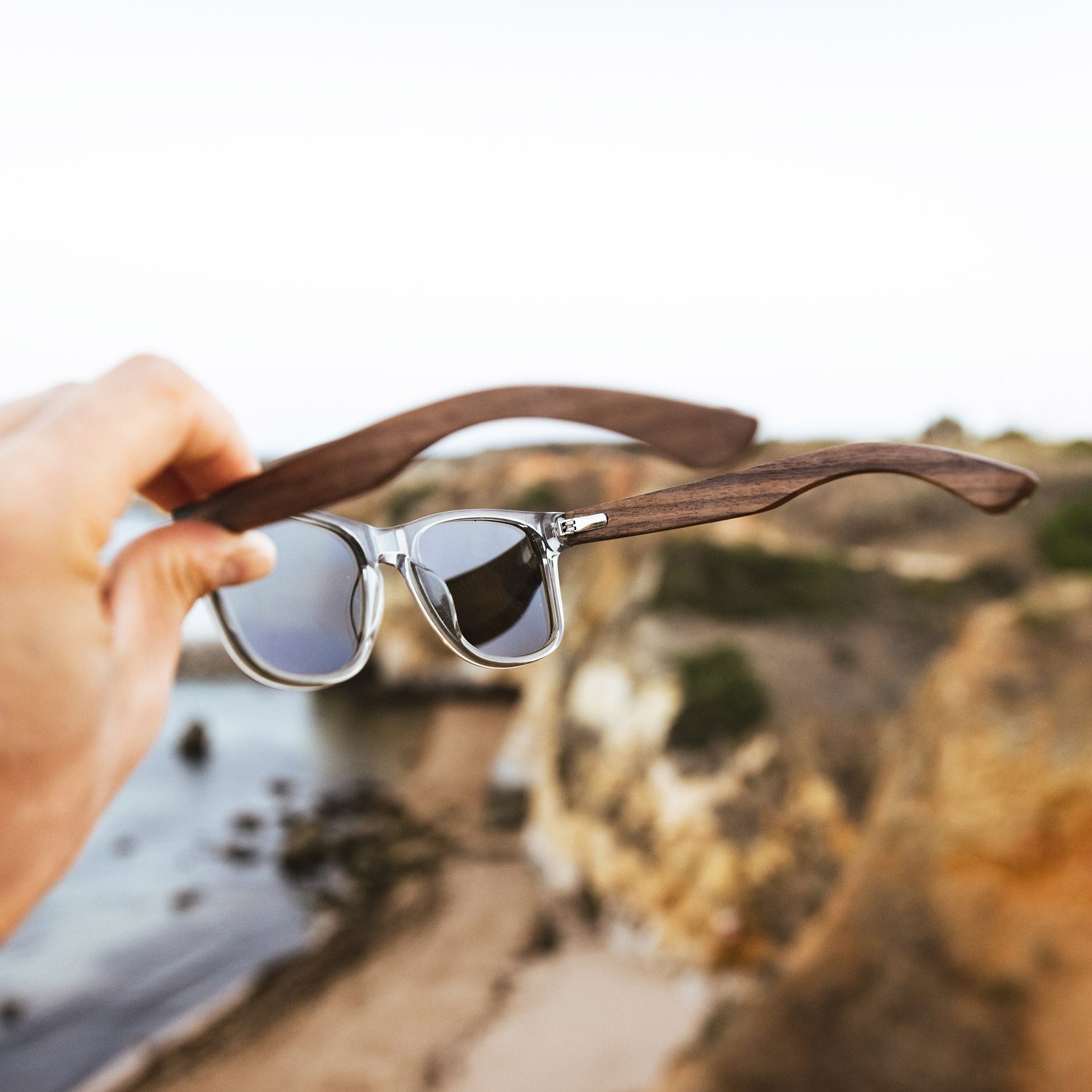 lunettes de soleil en bois de noyer avec monture grise et verres argent