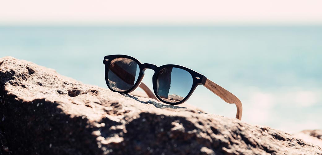 Round wood sunglasses with polarized lenses