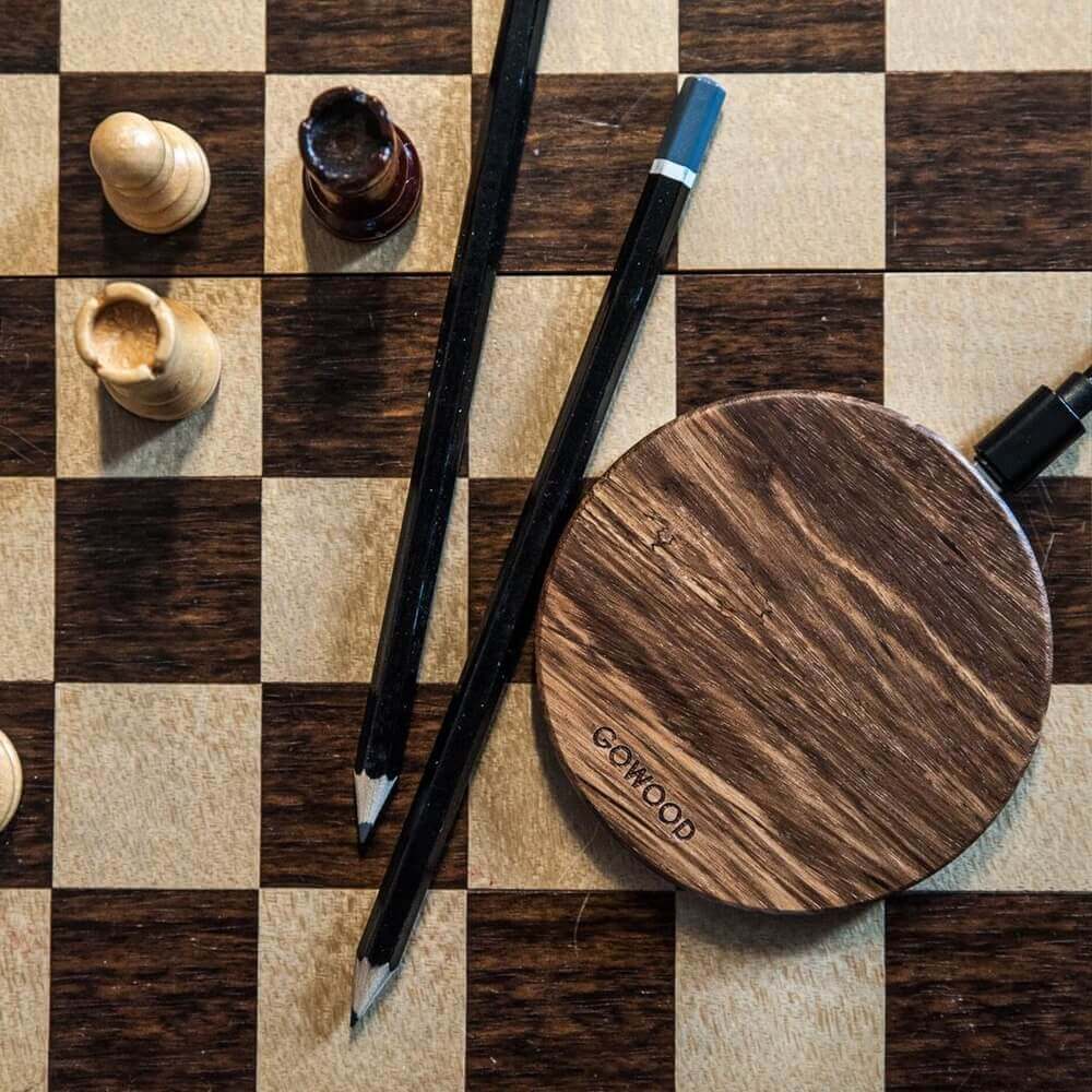 Gowood wooden wireless charger with chess pieces on a chessboard