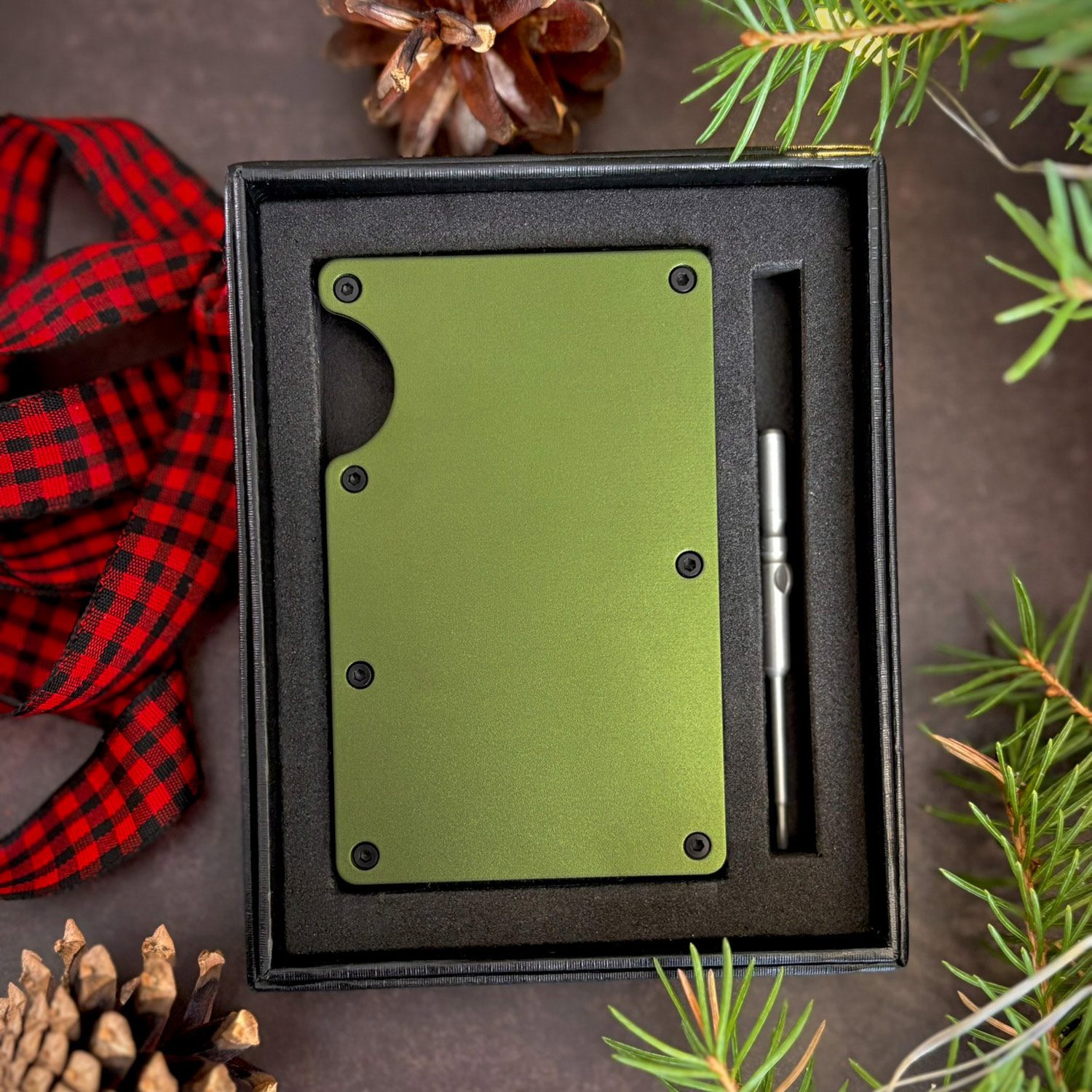 Green metal wallet and minimalist cardholder